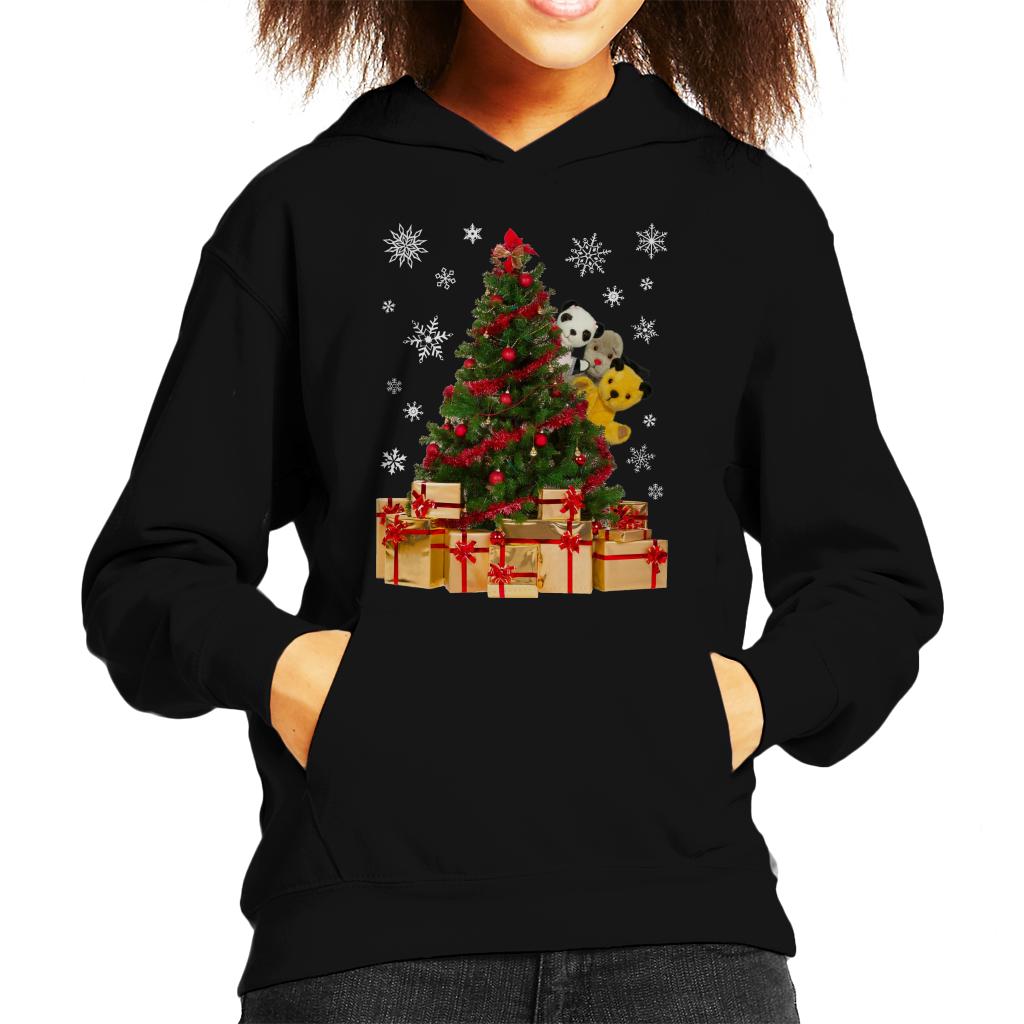 Sooty Christmas Characters Peeking Around Xmas Tree Kid's Hooded Sweatshirt-Sooty's Shop