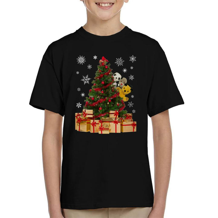 Sooty Christmas Characters Peeking Around Xmas Tree Kid's T-Shirt-Sooty's Shop