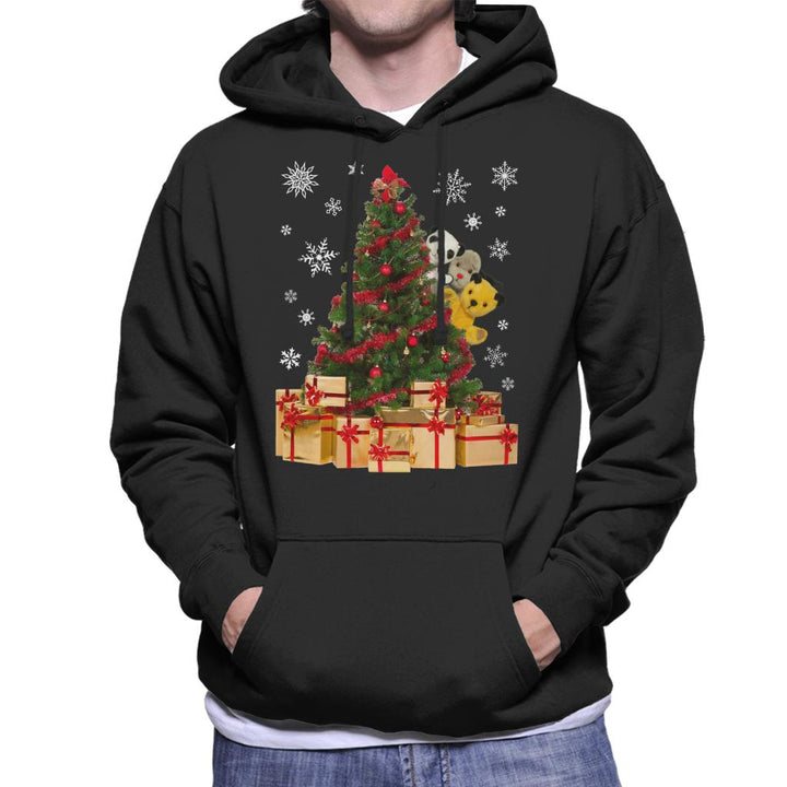 Sooty Christmas Characters Peeking Around Xmas Tree Men's Hooded Sweatshirt-Sooty's Shop