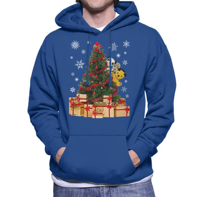 Sooty Christmas Characters Peeking Around Xmas Tree Men's Hooded Sweatshirt-Sooty's Shop