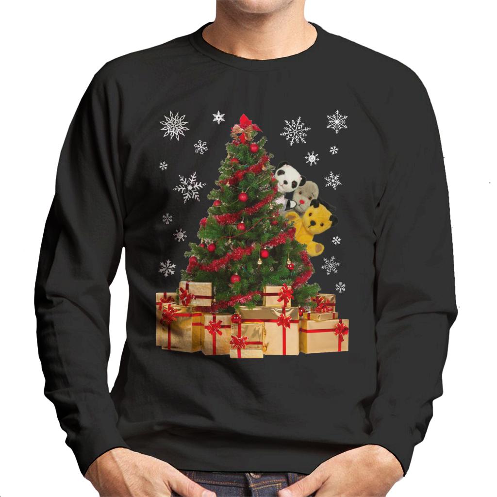Sooty Christmas Characters Peeking Around Xmas Tree Men's Sweatshirt-Sooty's Shop