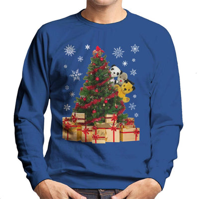 Sooty Christmas Characters Peeking Around Xmas Tree Men's Sweatshirt-Sooty's Shop