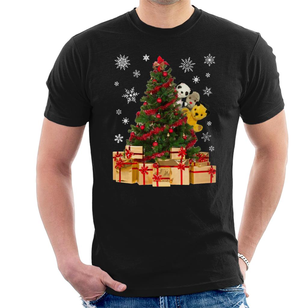 Sooty Christmas Characters Peeking Around Xmas Tree Men's T-Shirt-Sooty's Shop