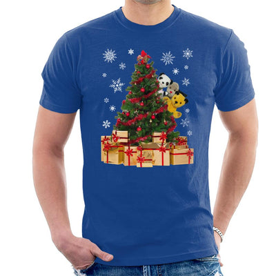 Sooty Christmas Characters Peeking Around Xmas Tree Men's T-Shirt-Sooty's Shop