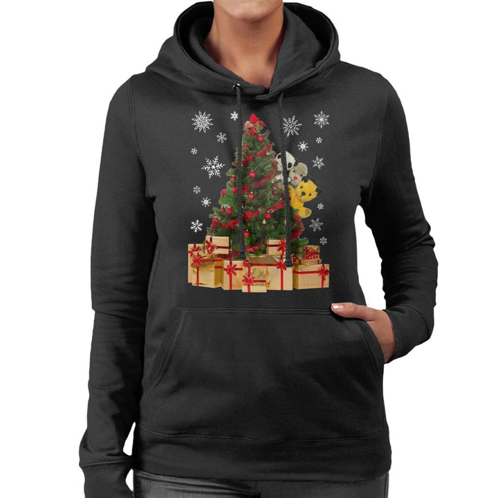 Sooty Christmas Characters Peeking Around Xmas Tree Women's Hooded Sweatshirt-Sooty's Shop