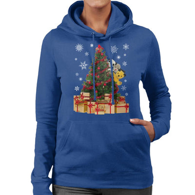 Sooty Christmas Characters Peeking Around Xmas Tree Women's Hooded Sweatshirt-Sooty's Shop