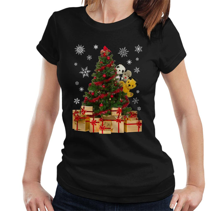 Sooty Christmas Characters Peeking Around Xmas Tree Women's T-Shirt-Sooty's Shop
